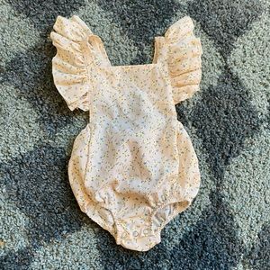 Bailey’s Blossom one pc frilly sleeve onesie romper floral 6-9mo